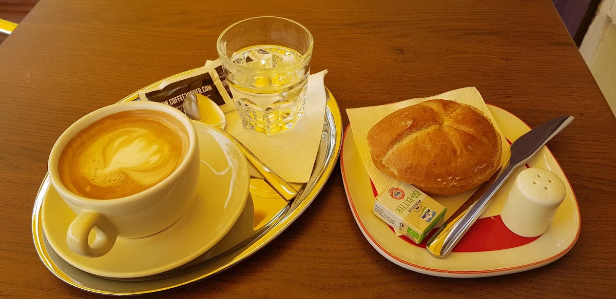 Kleines Frühstück Verlängerter Braun Und Buttersemmel