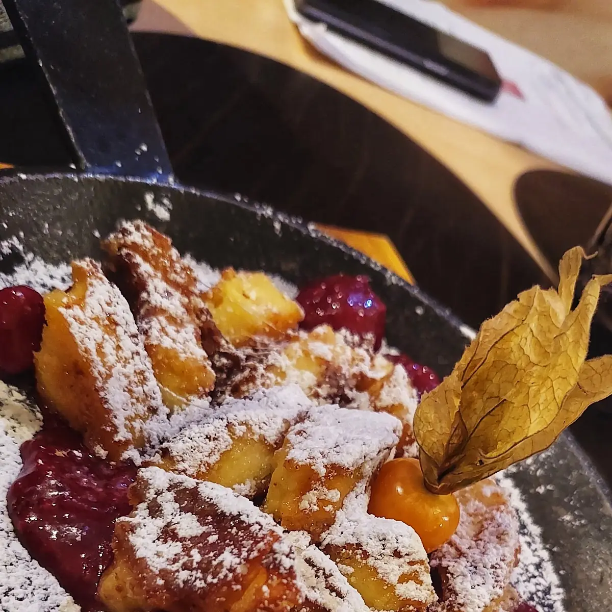 Karamellisierter Topfenschmarren Mit Beerenröster