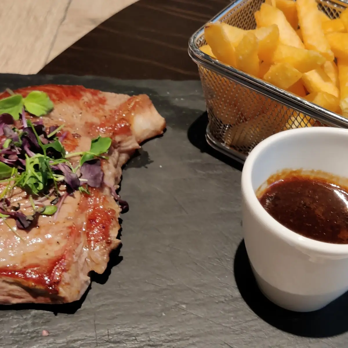 Ribeye Steak Mit Pomes Und Pfeffer Soße