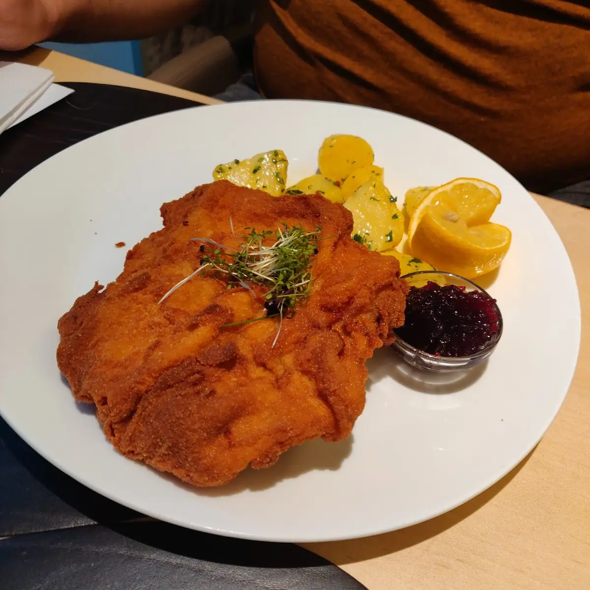Wiener Schnitzel Vom Kalb Mit Petersilienkartoffeln Und Preiselbeeren