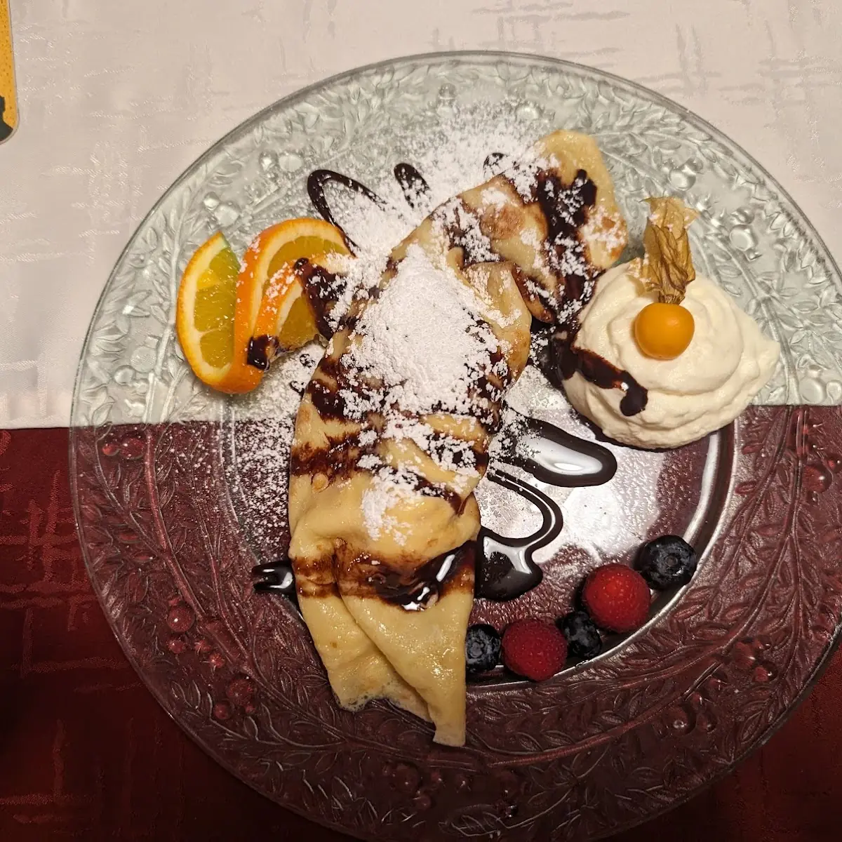 Palatschinken Mit Eis Schokosoße Und Früchten