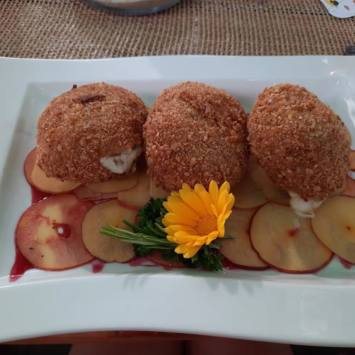 Panierte Mozzarella Ind Nusspanade Auf Pfirsich Carpaccio