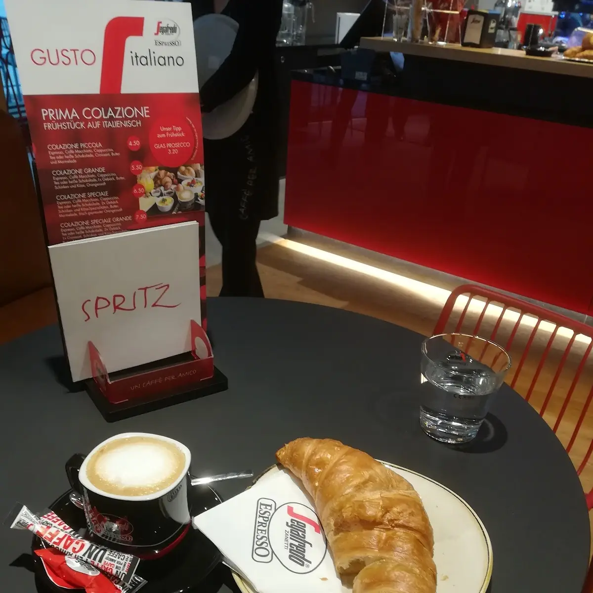 Cappuccino Mit Croissant