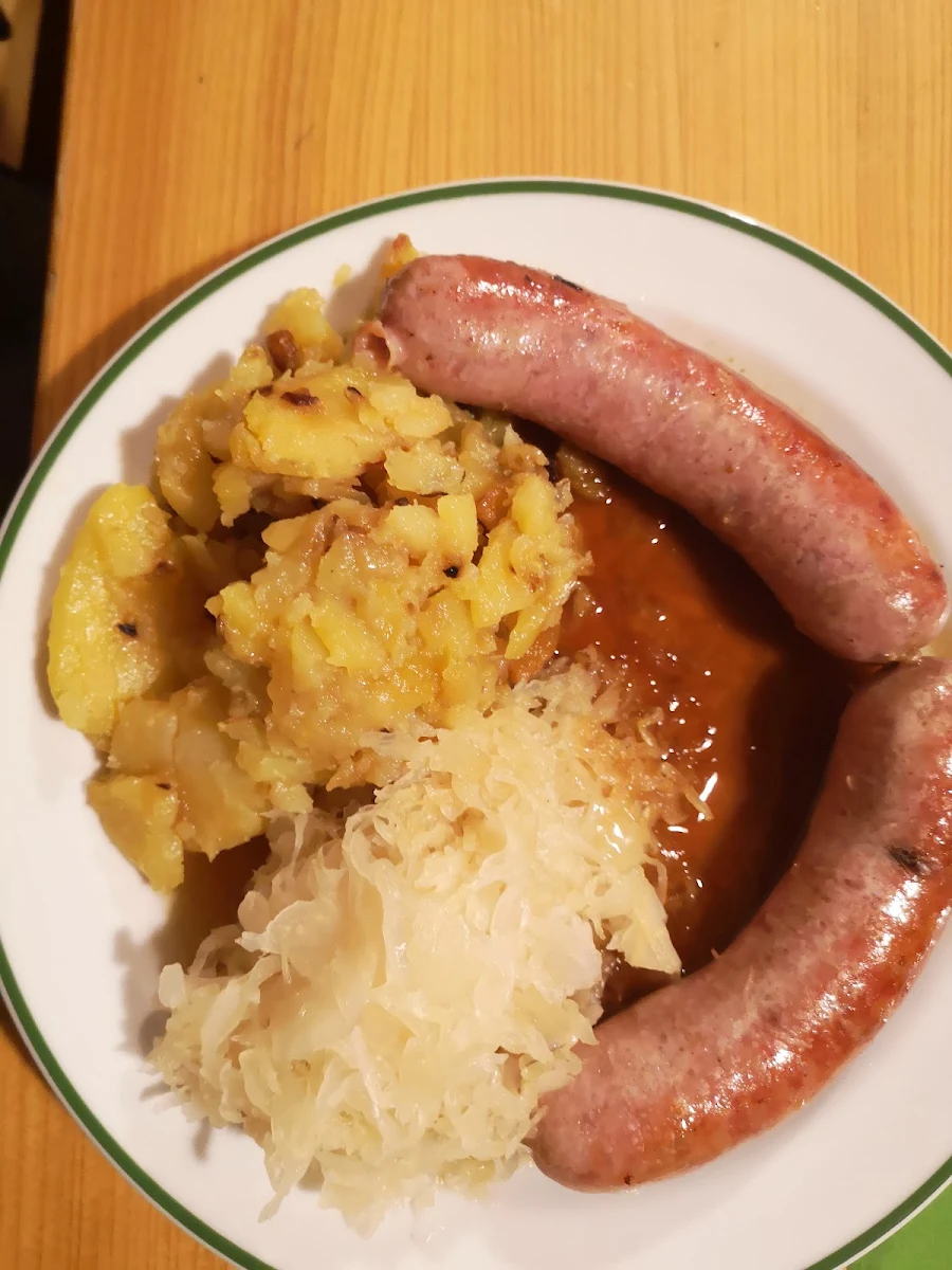 Hauswürstel Mit Kartoffel Und Sauerkraut