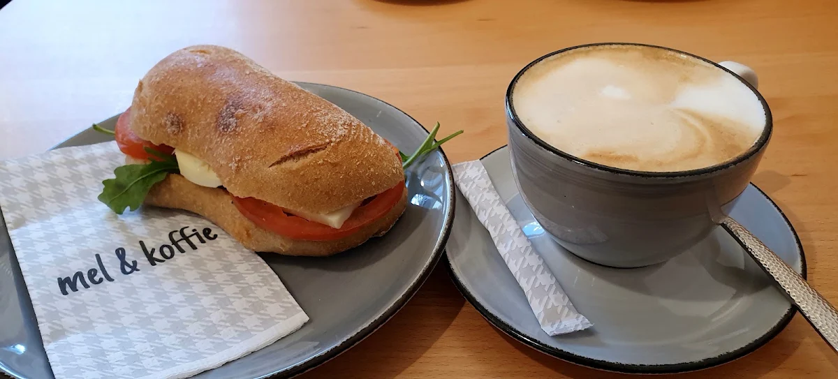 Mozzarella Tomaten-dinkelweckerl Mit Cappuccino