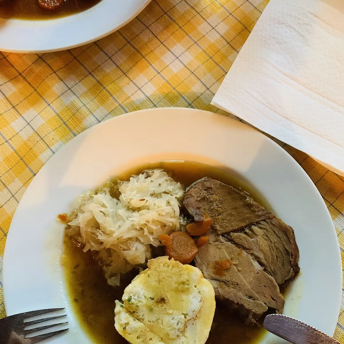 Schweinebraten Mit Semmelknödel Und Sauerkraut