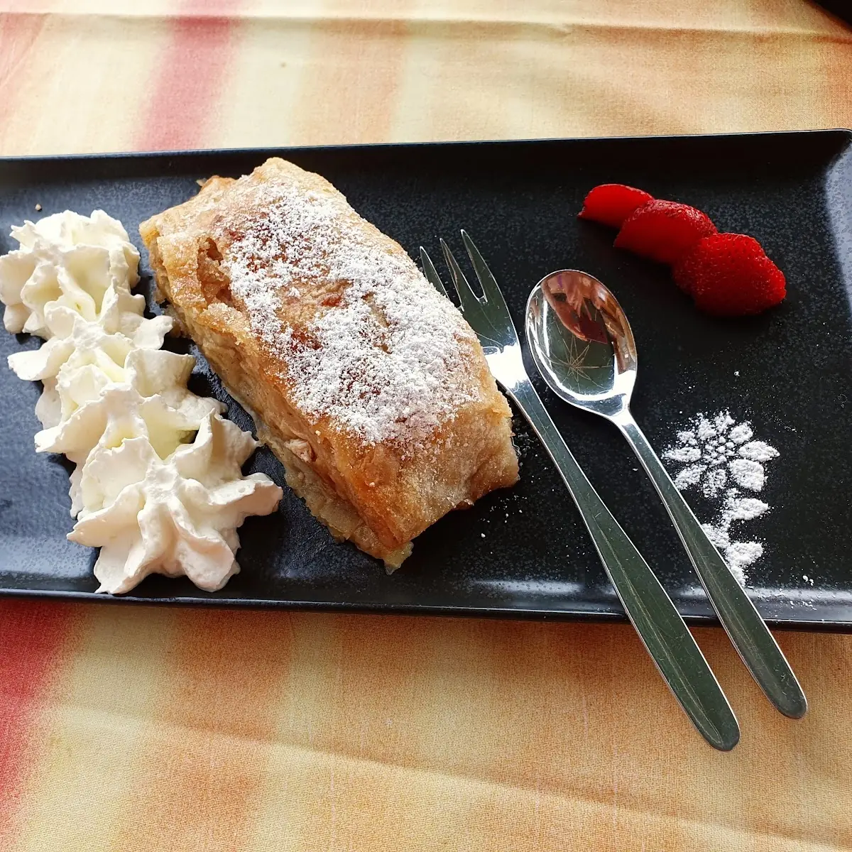 Apfelstrudel Mit Vanilleeis