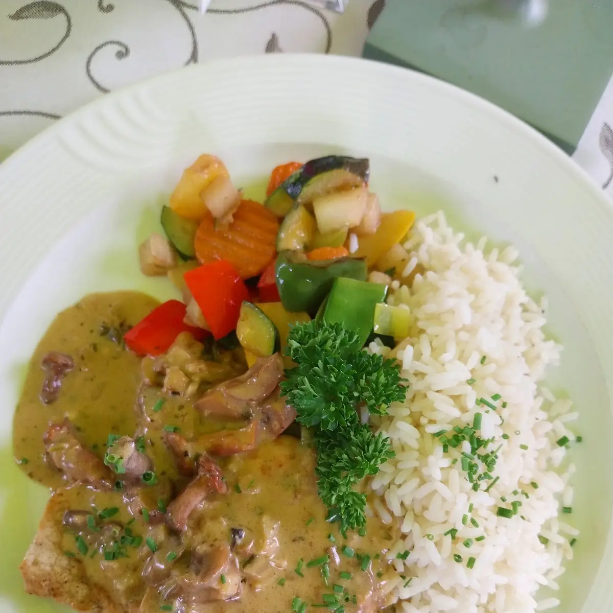 Naturschnitzel Mit Schwammerlsauce Reis Und Gemüse