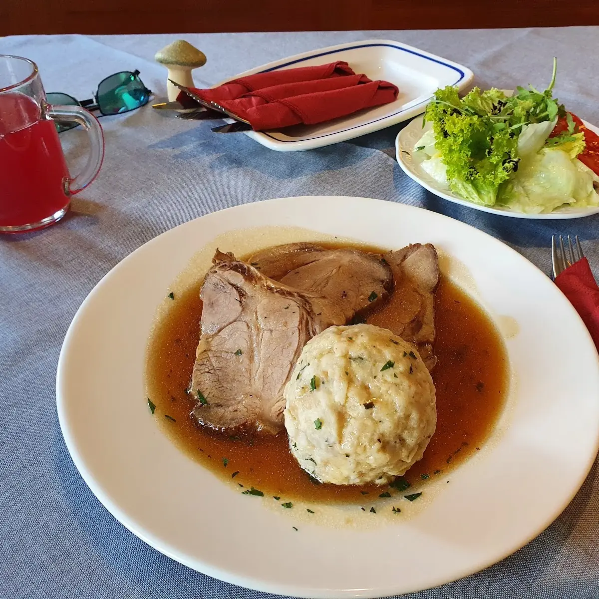 Hausgemachten Schweinsbraten Mit Semmelknödel Und Gem Salat