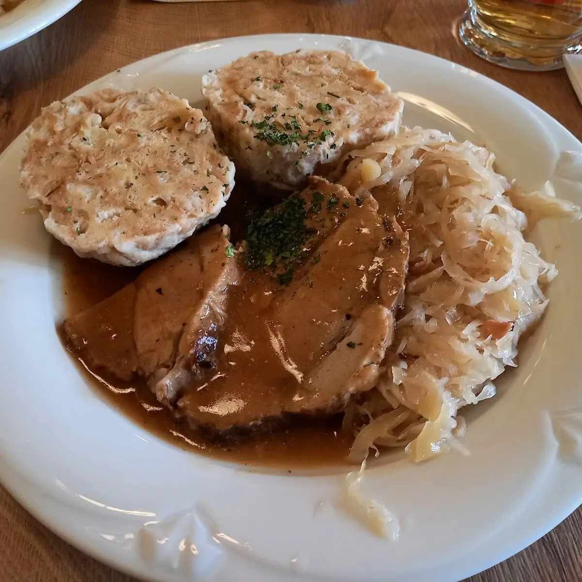 Schweinsbraten Mit Knödel Und Kraut