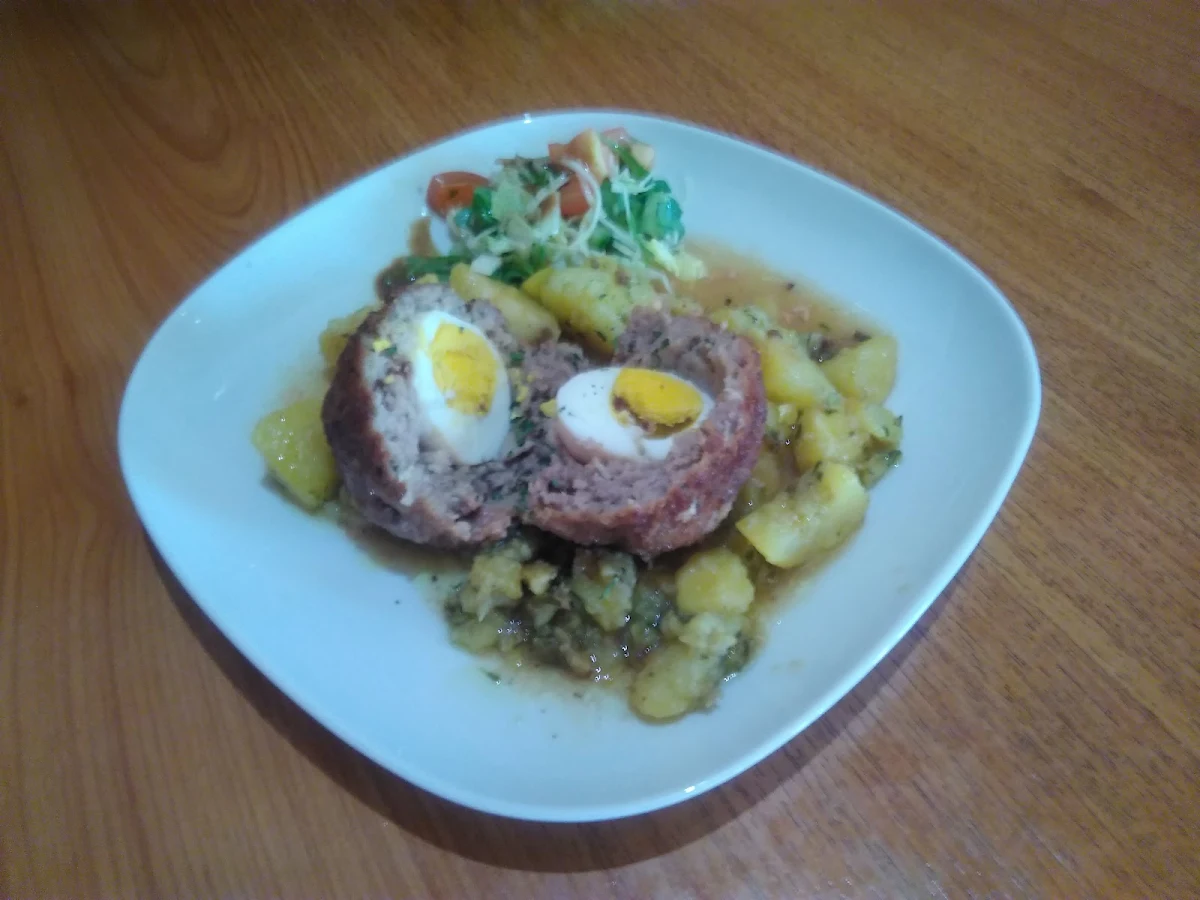 Ei Im Fleischrock Dazu Rosmarie Kartoffeln