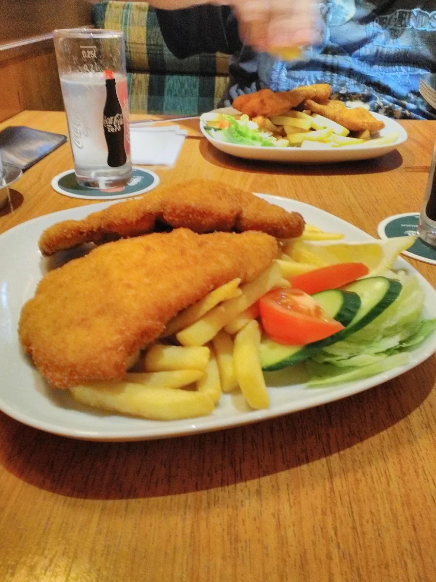 Wiener Schnitzel Mit Portion Pommes Frites