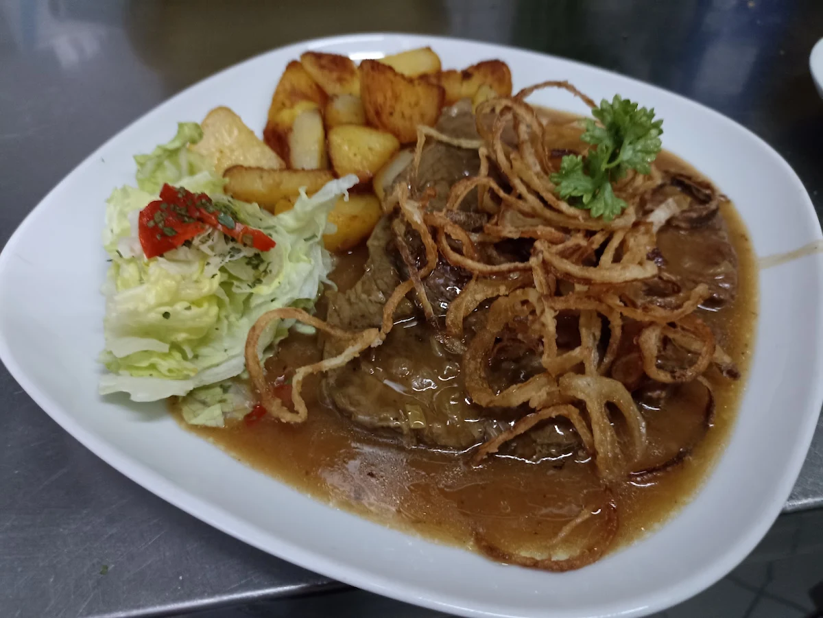 Wiener Zwiebel Rostbraten Mit Bratkartoffeln Als Menü