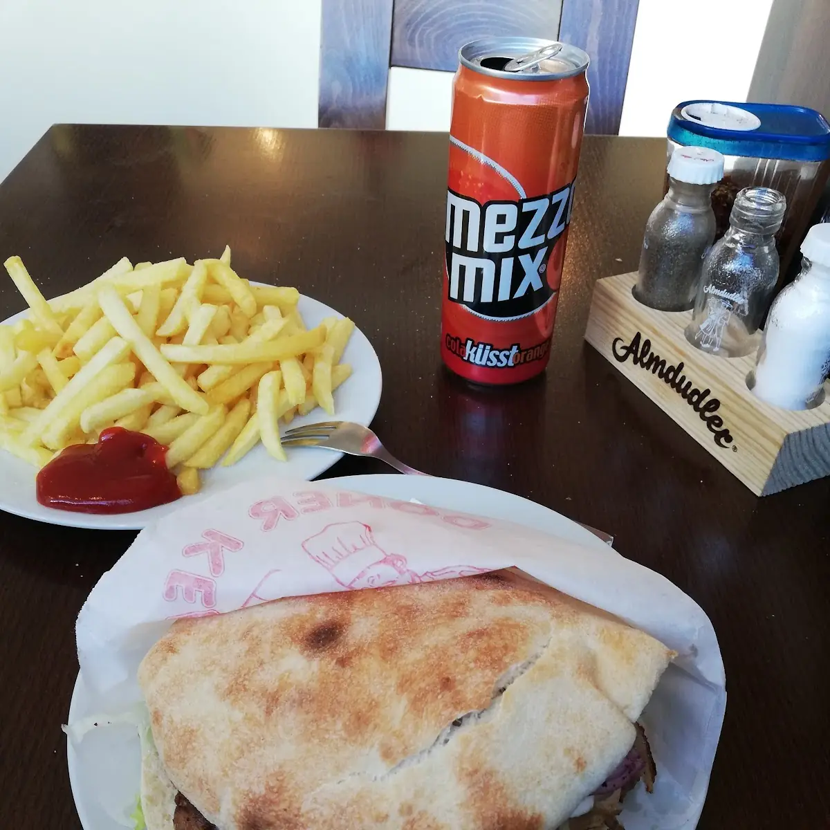 Kebap In Hausgemachtes Brot Mit Pommes Und Mezzo