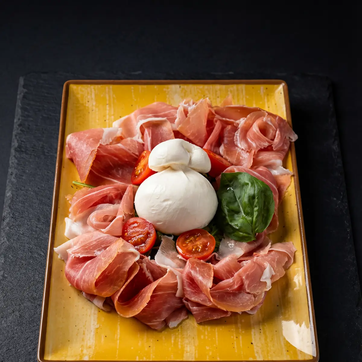 Prosciutto Crudo E Burrata Con Basilico Fresco