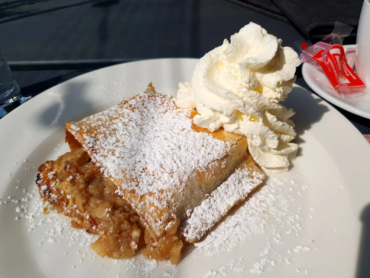 Apfelstrudel Mit Sahne