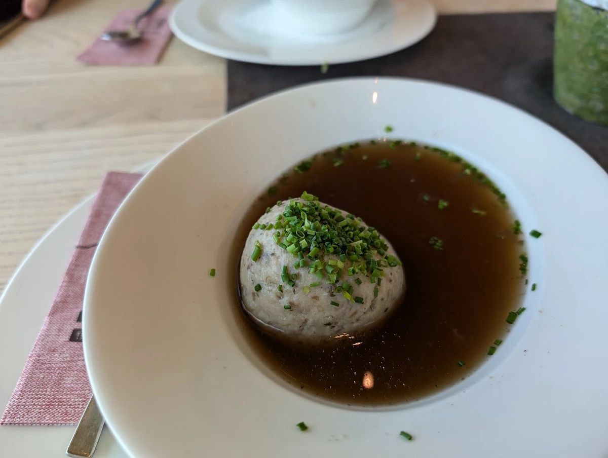Rindssuppe Mit Speckknödel