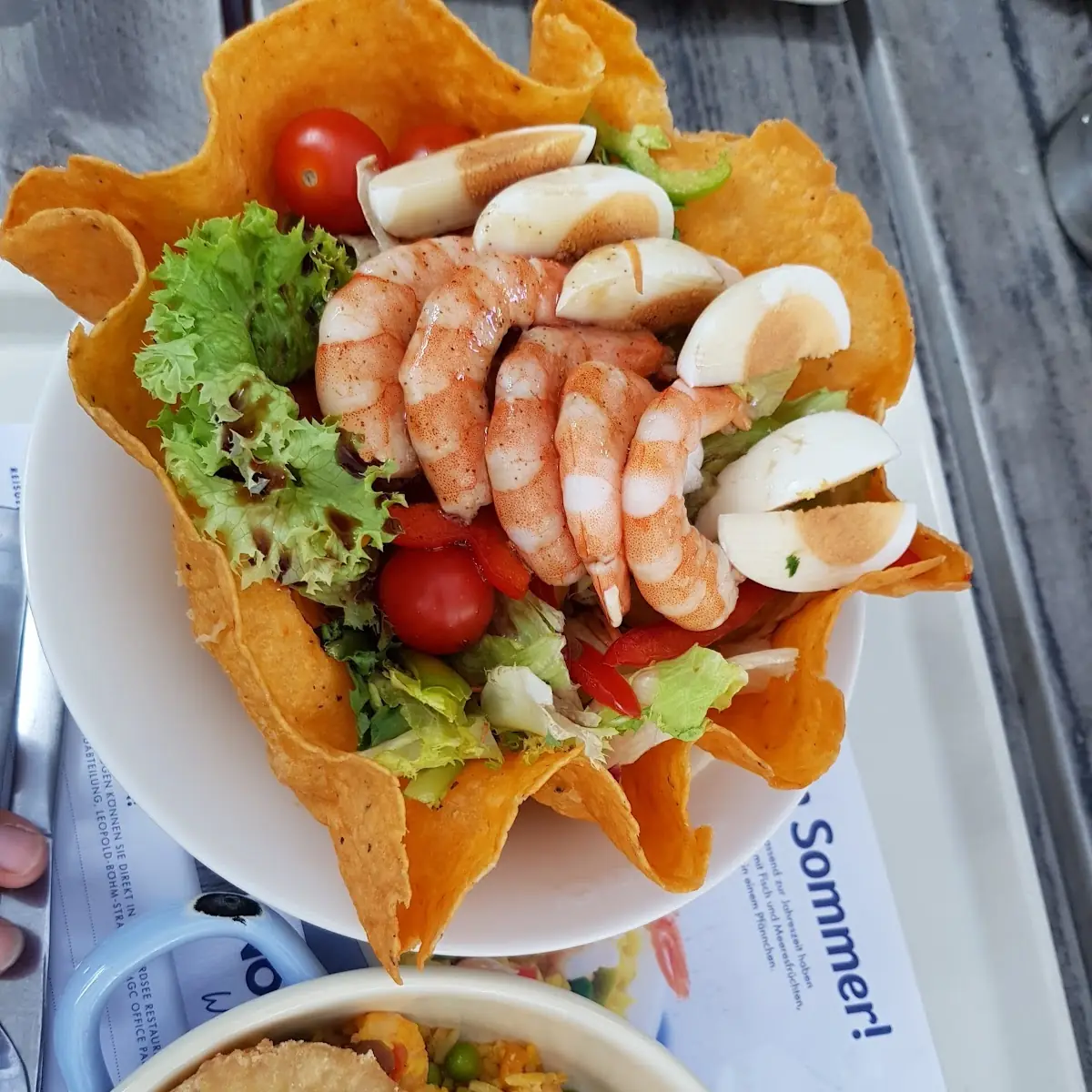 Salat Mit Garnelen In Tortilla-bowl