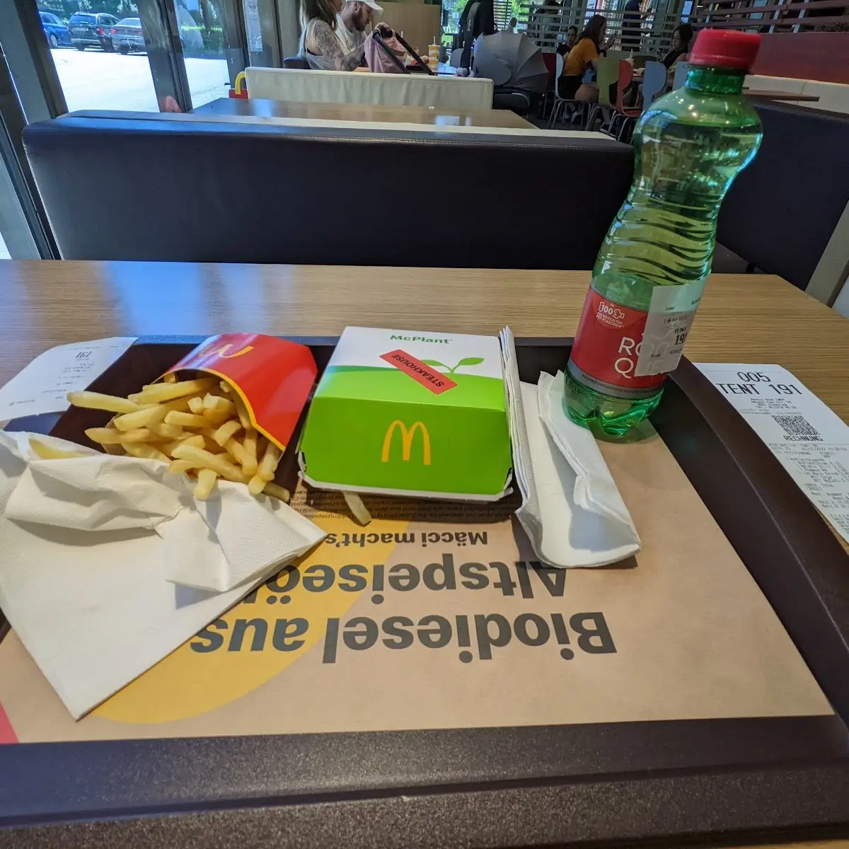 Mcplant Hamburger Pommes Kartoffel Und Mineralwasser