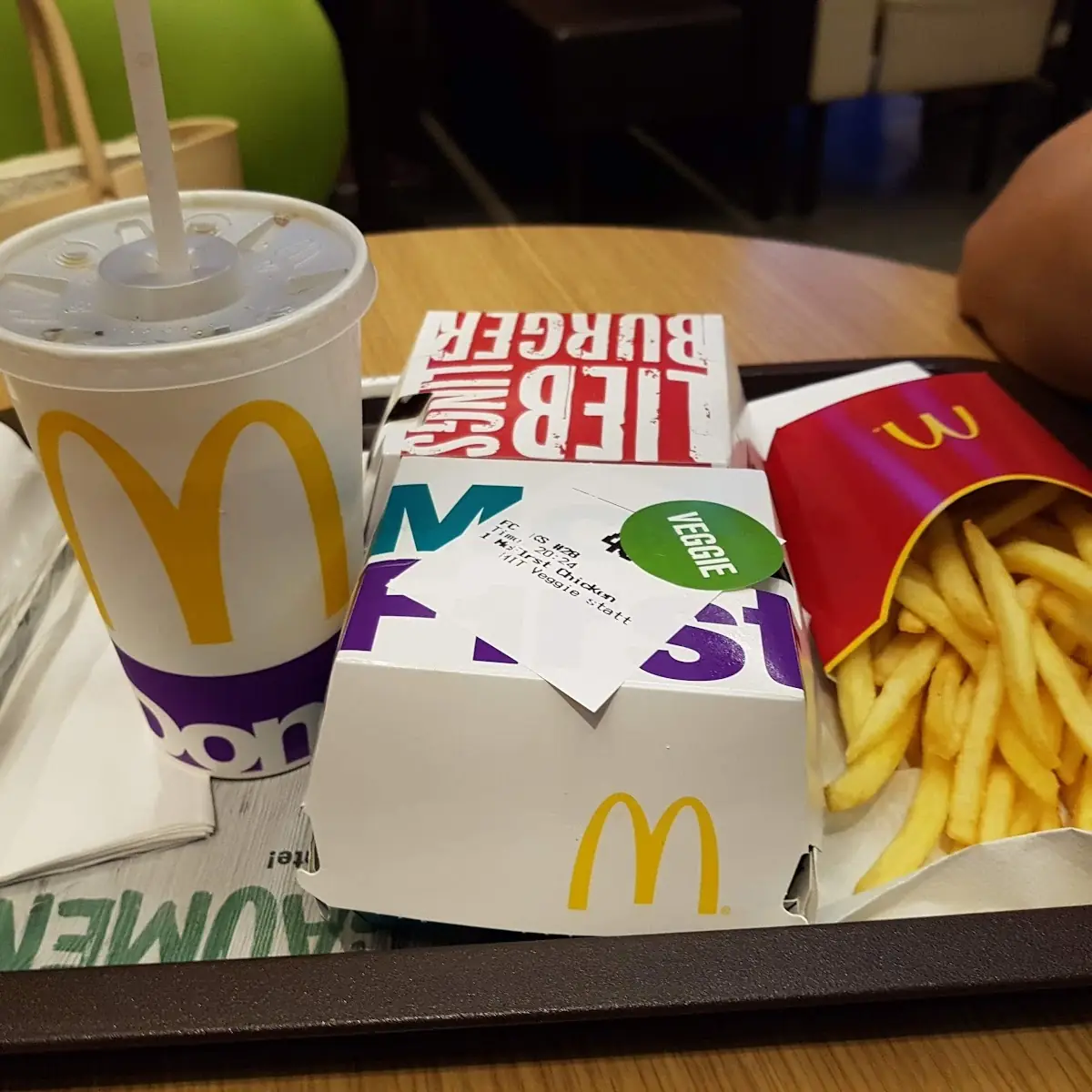 Pommes Burger Und Getränk