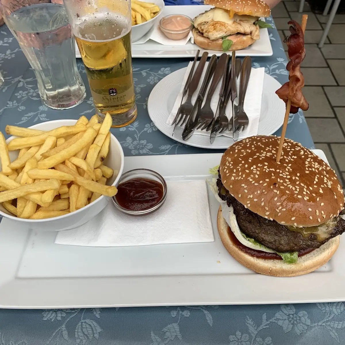 BBQ Burger Mit Pommes