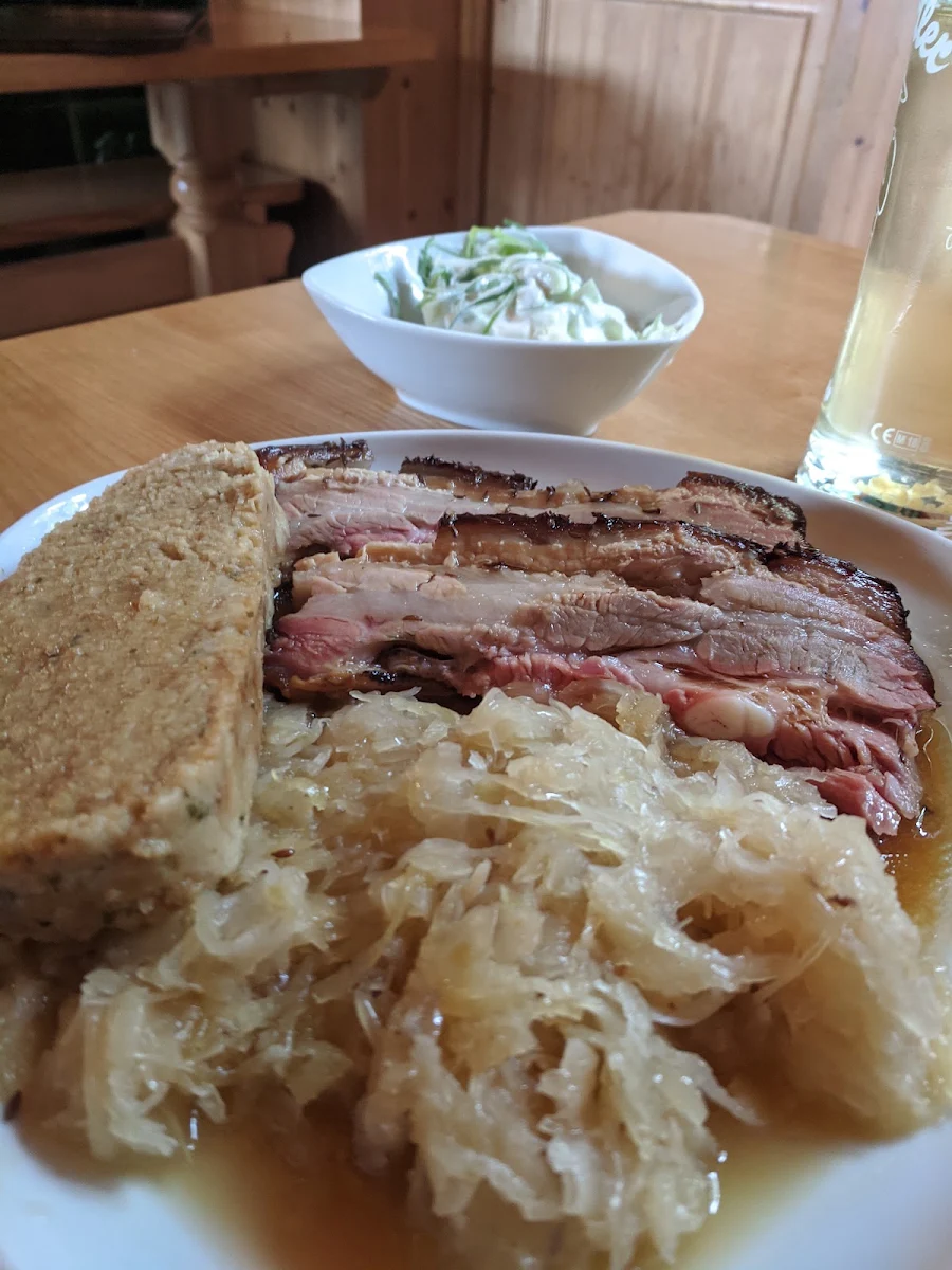 Kümmelbraten Mit Sauerkraut Und Semmelknödel