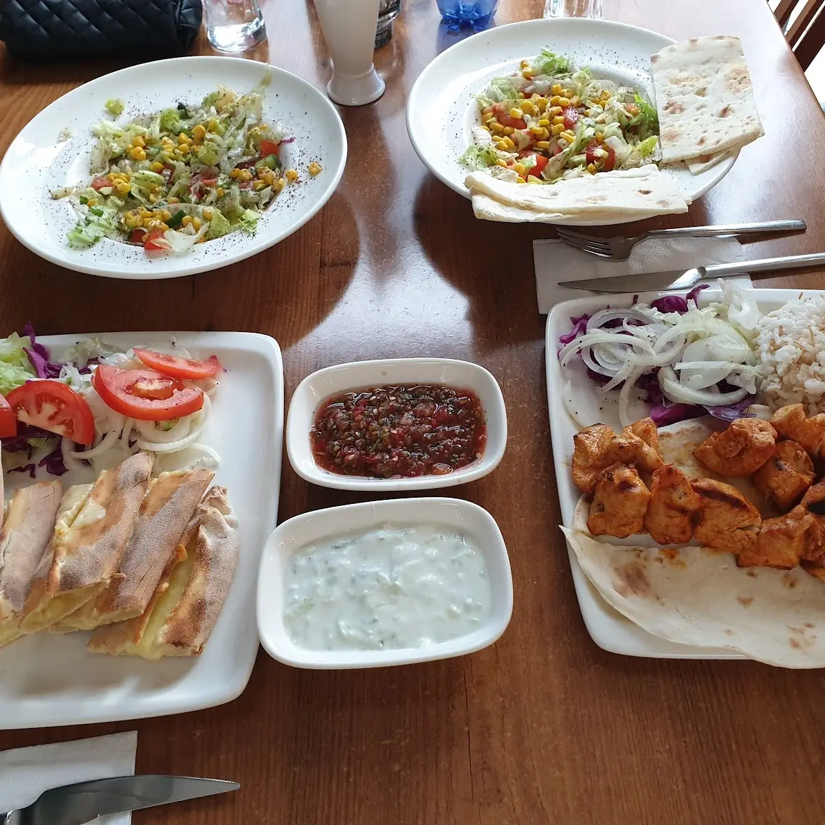 Pide Vegetarisch Und Hühnerspieße Mit Salat