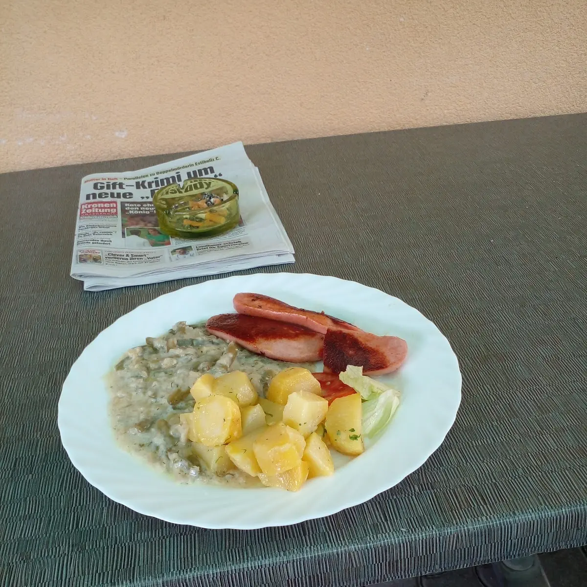 Augsburger Mit Fisolen In Rahmsosse Und Kartoffeln