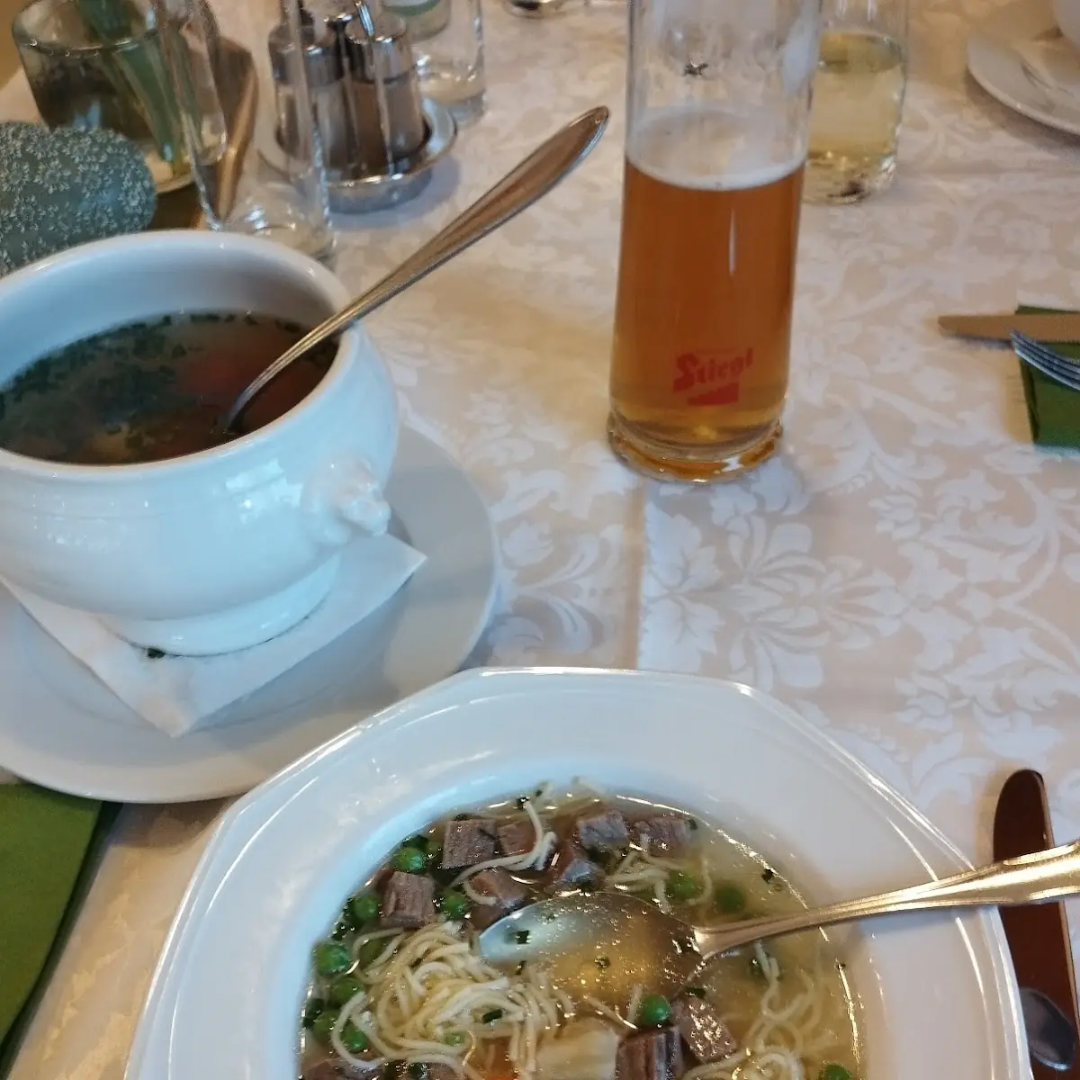 Kräftige Rinderbrühe