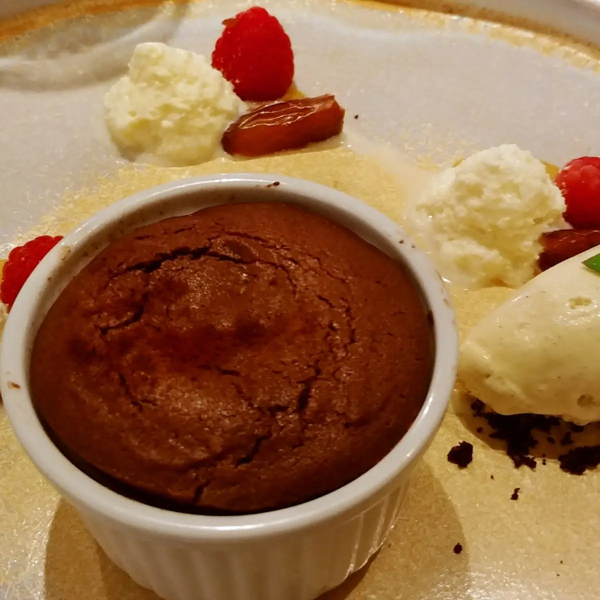 Schoko-chili-kuchen Mit Flüssigem Kern Vanilleglace Und Datteln