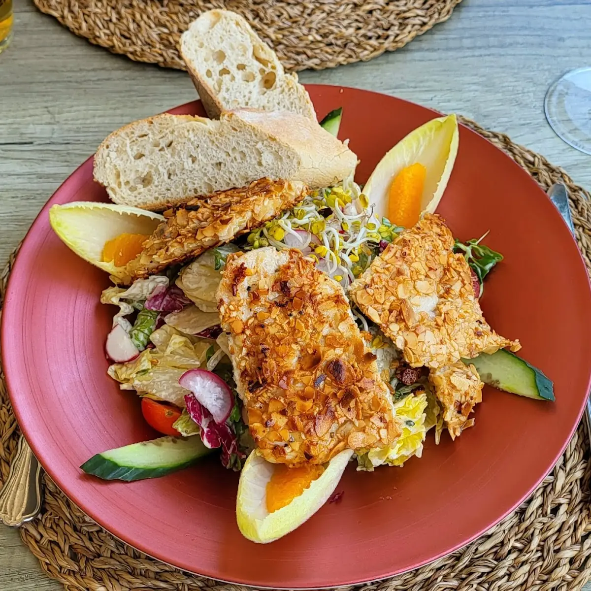 Hendl In Mandelkruste Auf Salat