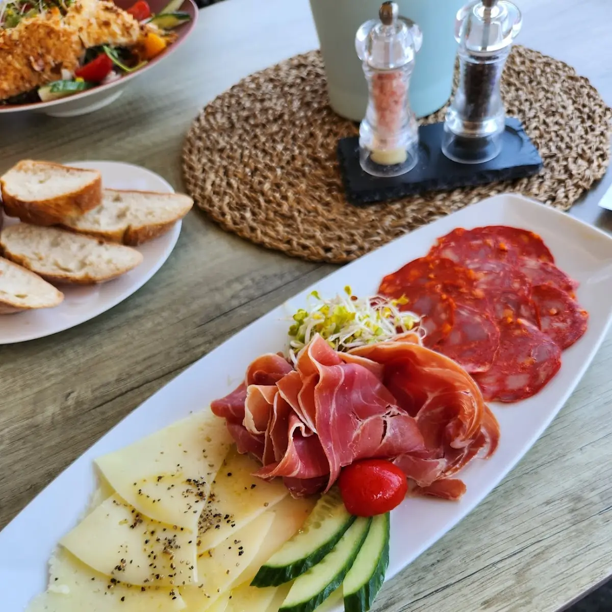 Kalte Platte Mit Serano Schinken Chorizo Und Manchegokäse