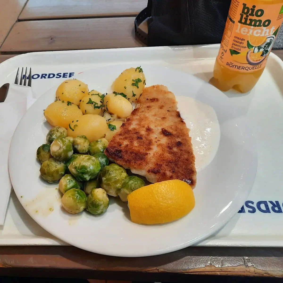 Gebackener Fisch Mit Kohlsprossen Und Kartoffeln