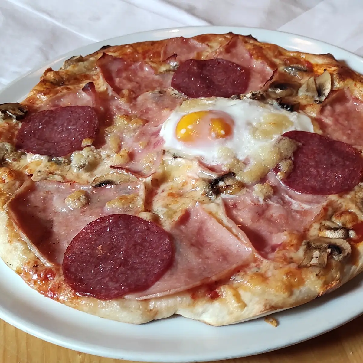 Pizza Siciliána Pivo Kaiser