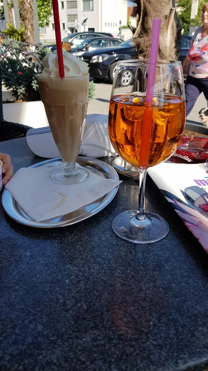Eiskaffee Ohne Löfel U Ein Aparol Spritzer Ohne Orange Scheibe