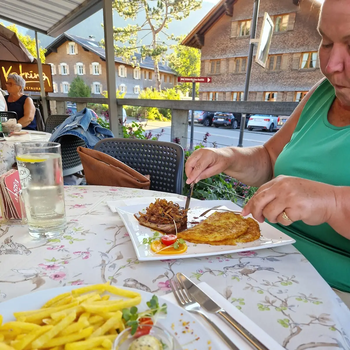 Schweinerückensteak Mit Pommes Und Salat