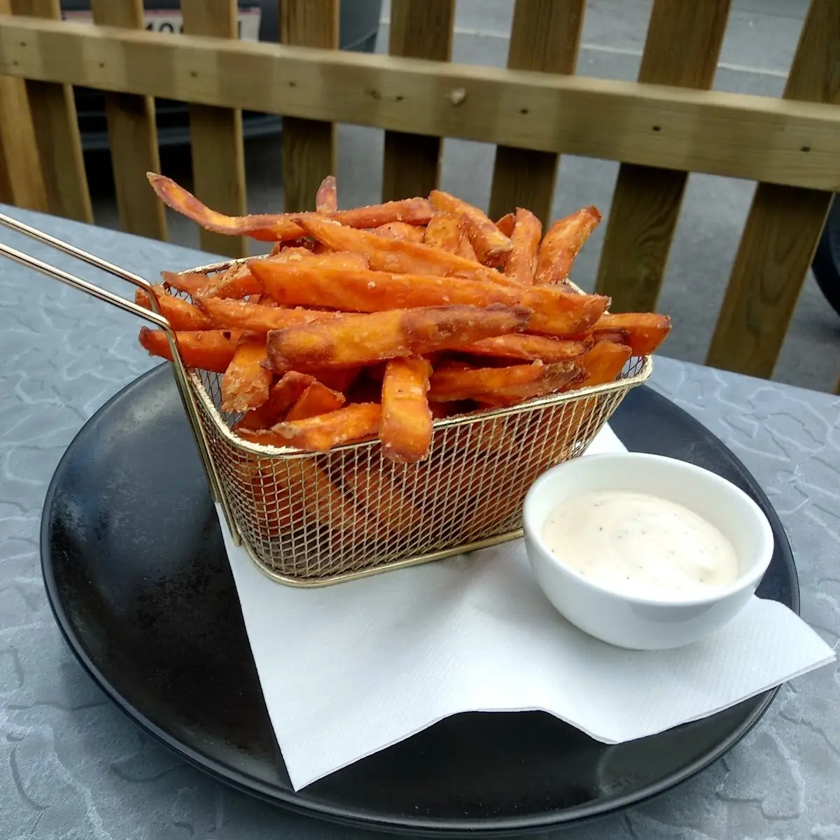 Süßkartoffelpommes Mit Dip
