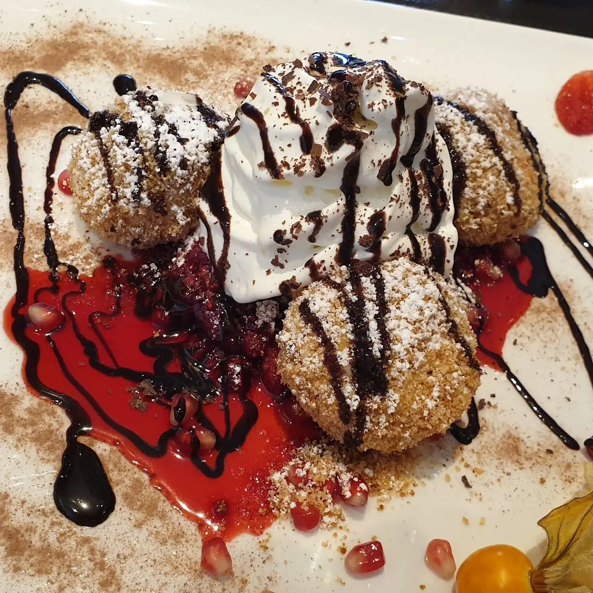 Nougatknödel Auf Flambierten Himbeeren