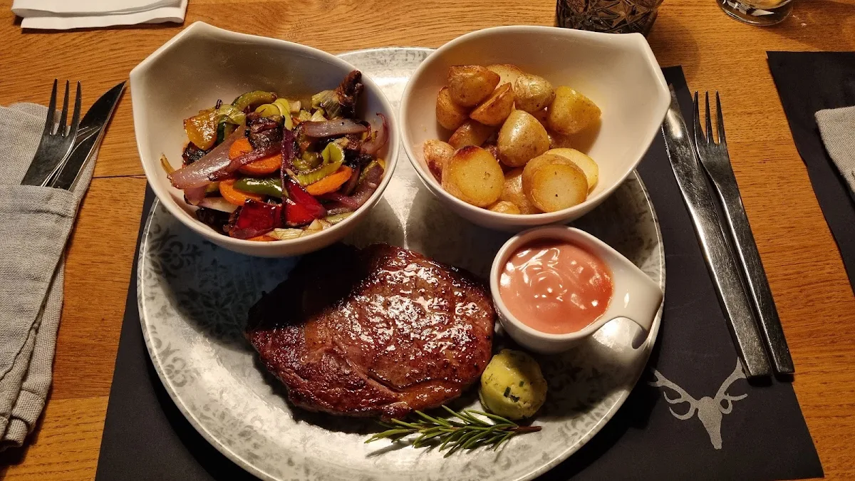 RIB Eye Steak Mit Mediterranem Gemüse Und Gerösteten Minikartoffeln