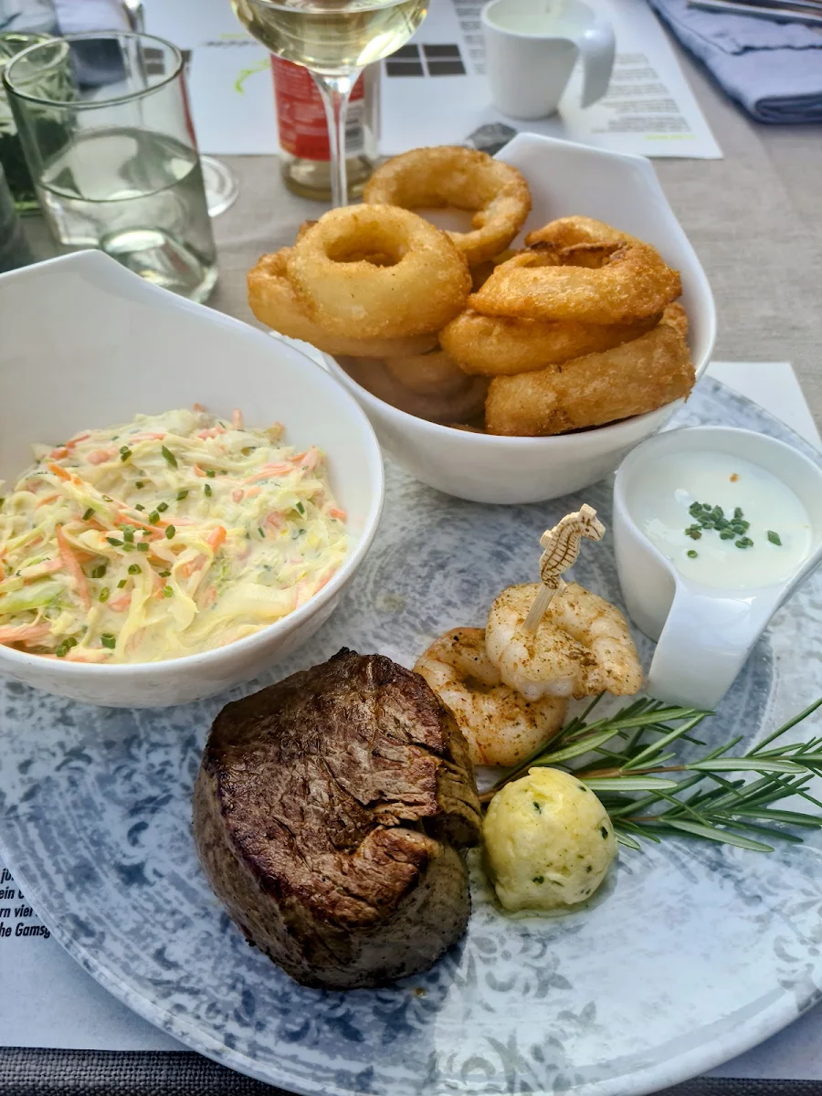 Surf And Turf Filet 220g Gebackene Zwiebelringe Krautsalat Und Sauerrahm-schnittlauchsauce