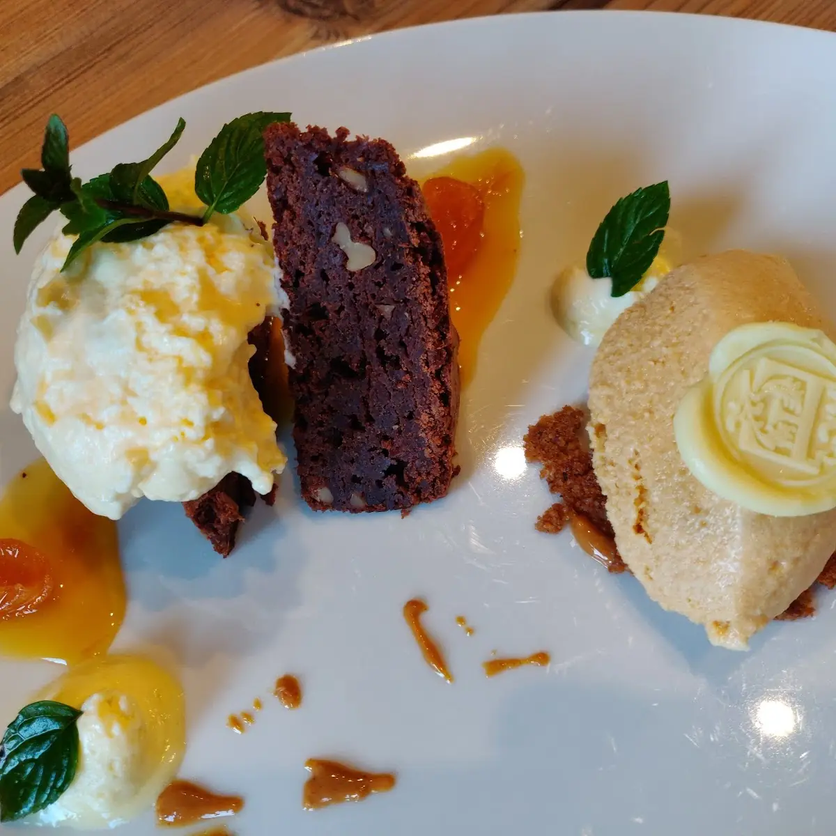Dunkler Schokobrownie Mit Erdnussschokomouse