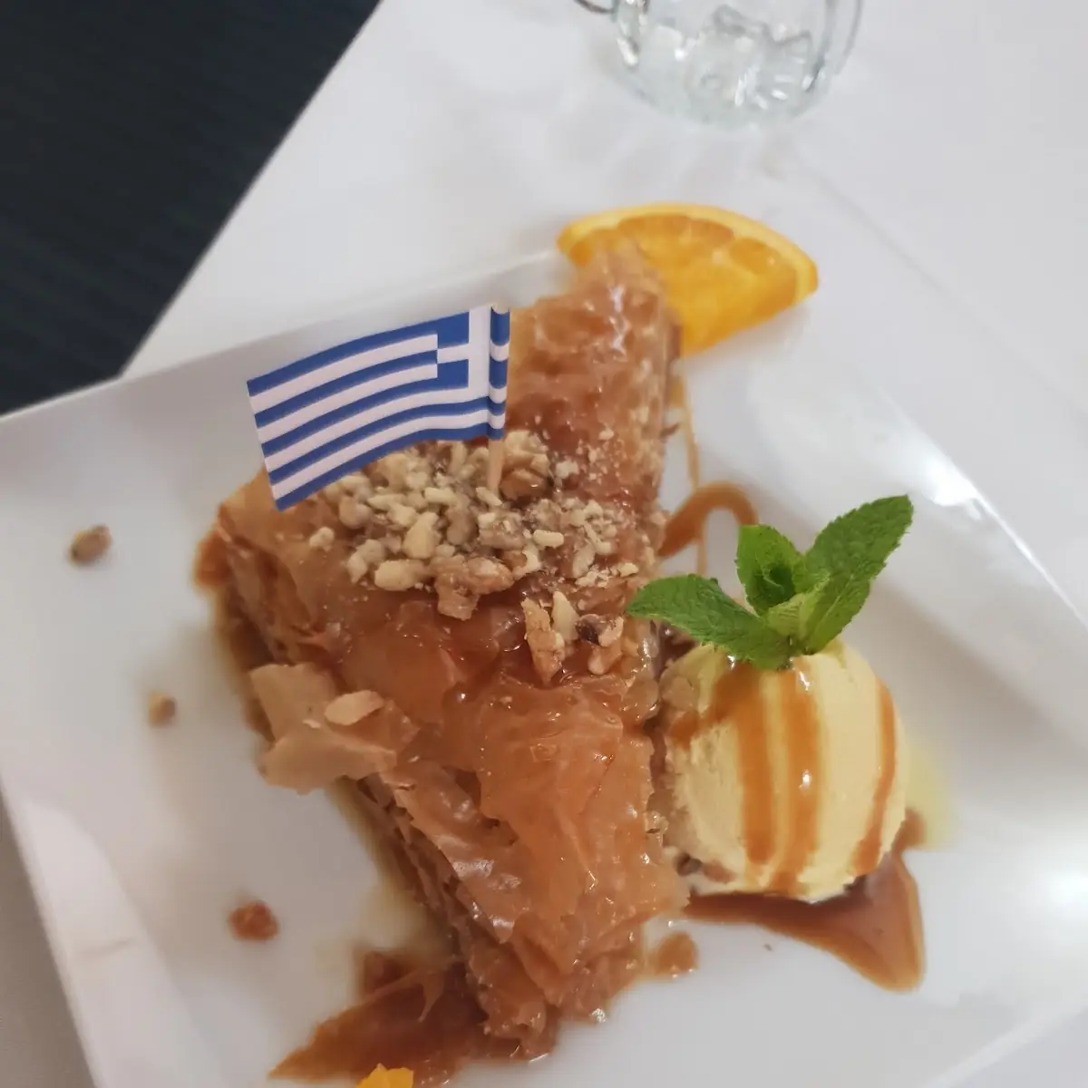 Nussstrudel Mit Vanilleeis
