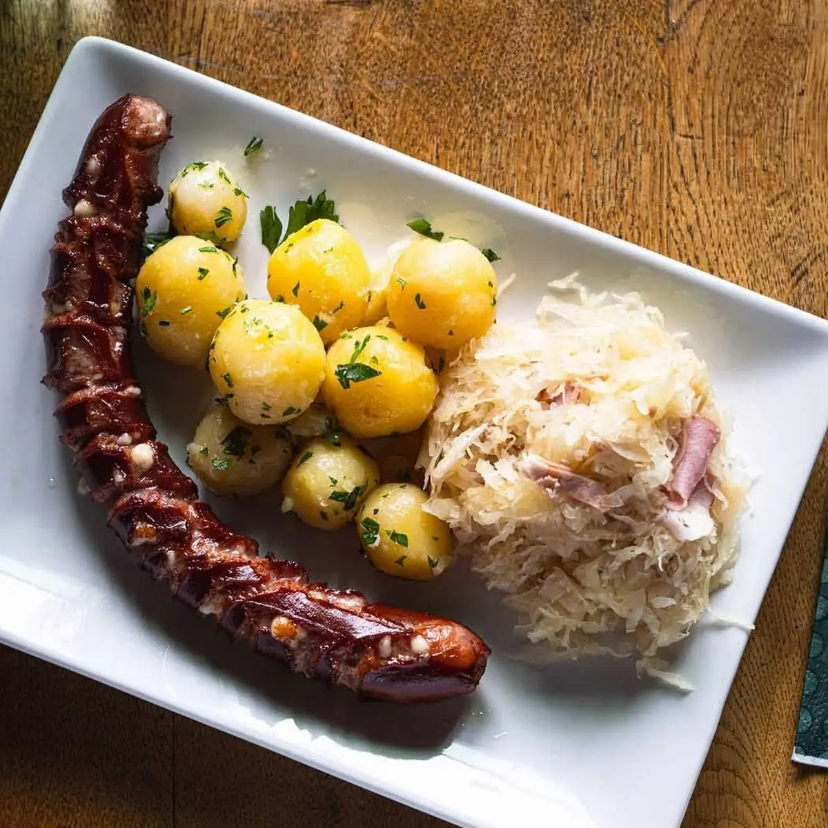XL Wiener Mit Beilage Und Preiselbeeren