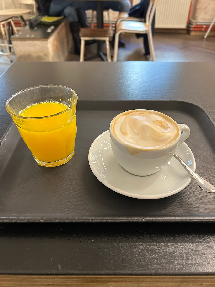Frisch Gepresster Orangensaft Und Cappuccino