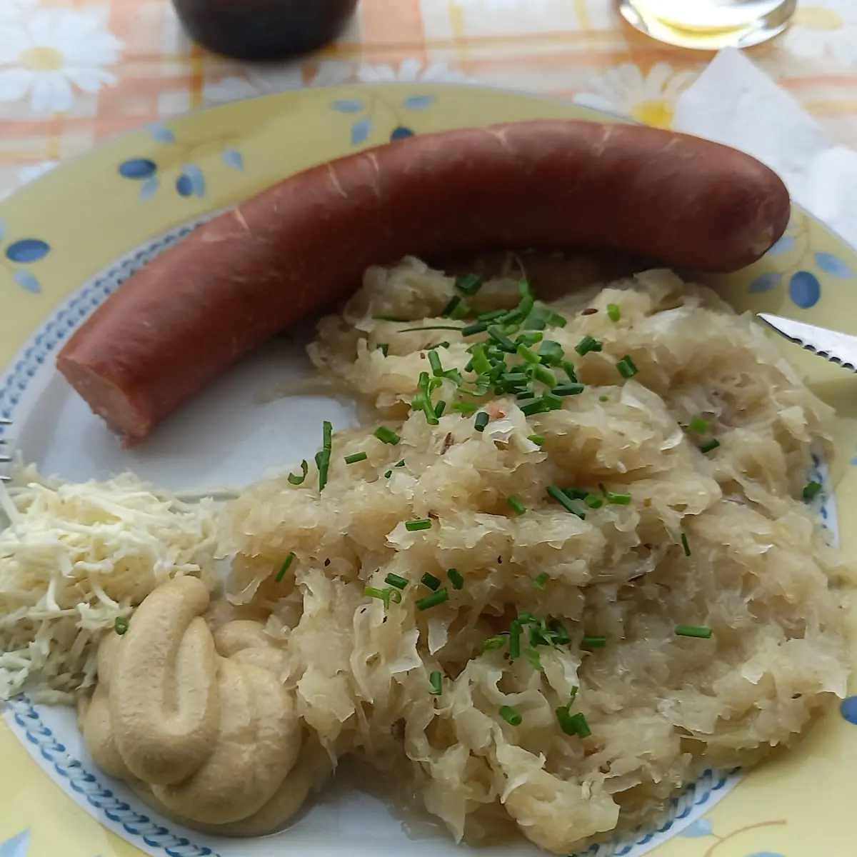 Hauswurst Mit Sauerkraut Und Brot