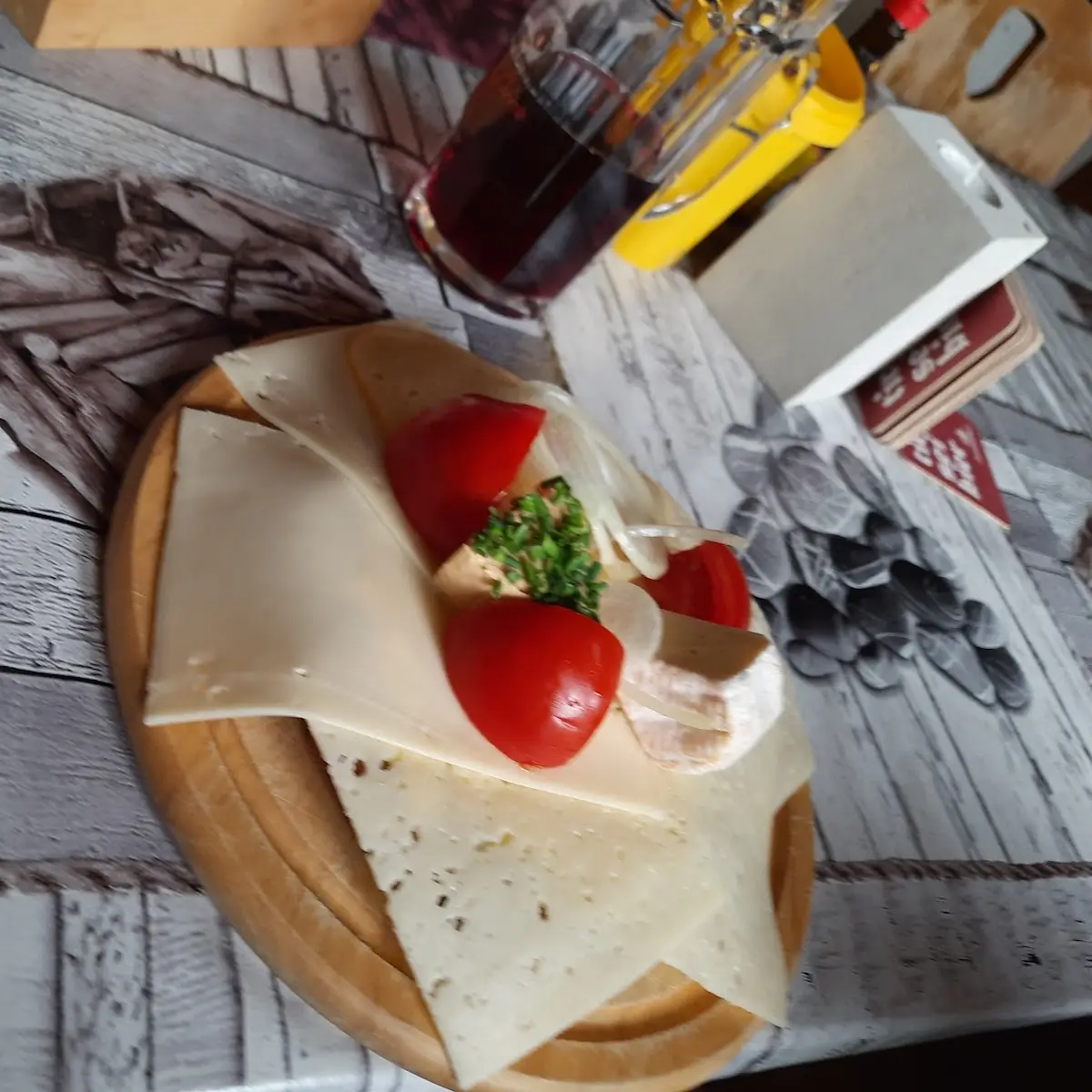 Käseplatte Mit Brot