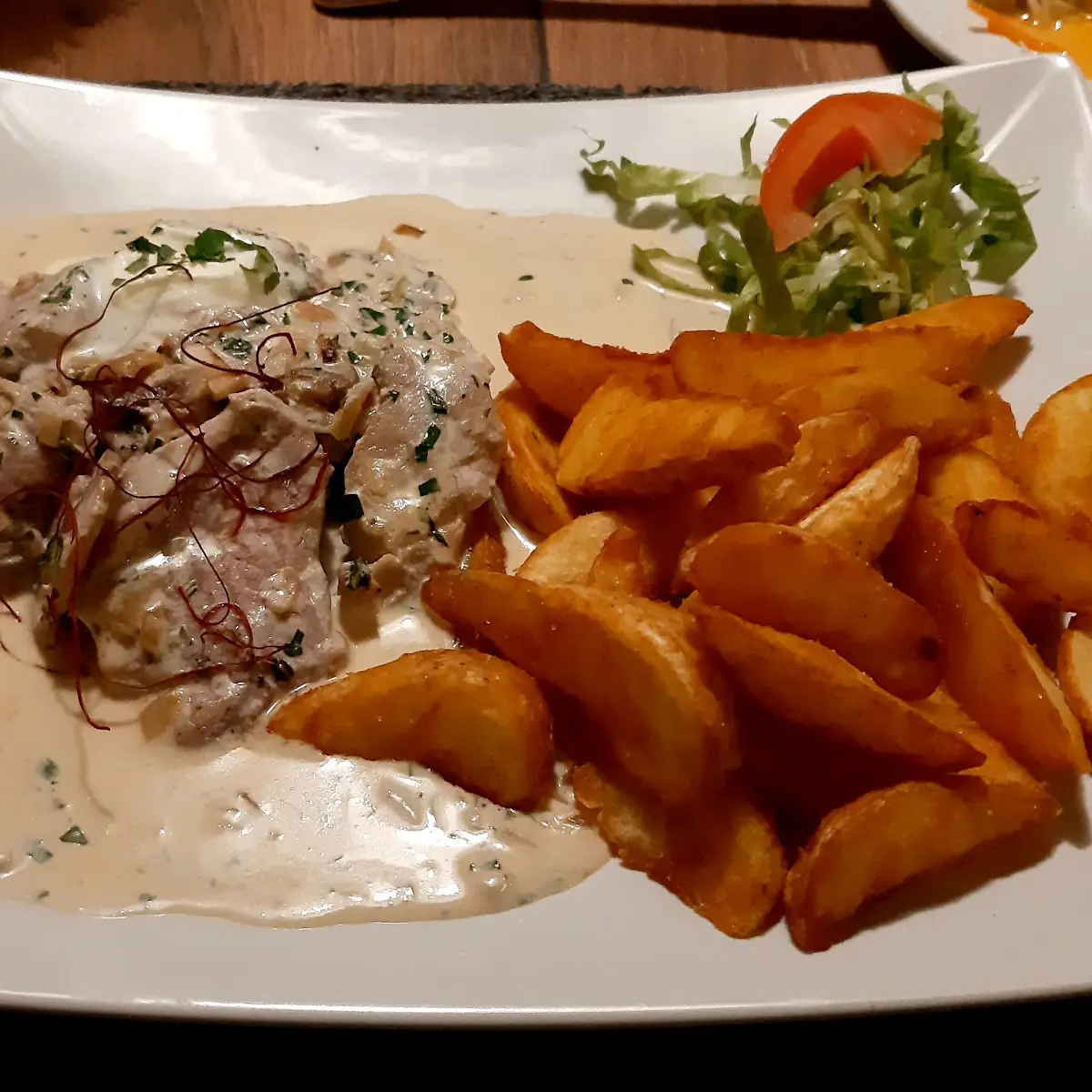 Filetspiel Auf Pfeffersauce Mit Kroketten Gemüse & Salat