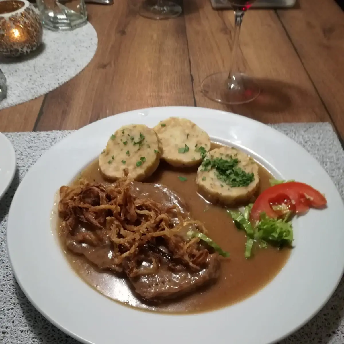 Zwiebelrostbraten Mit Knödel & Salat