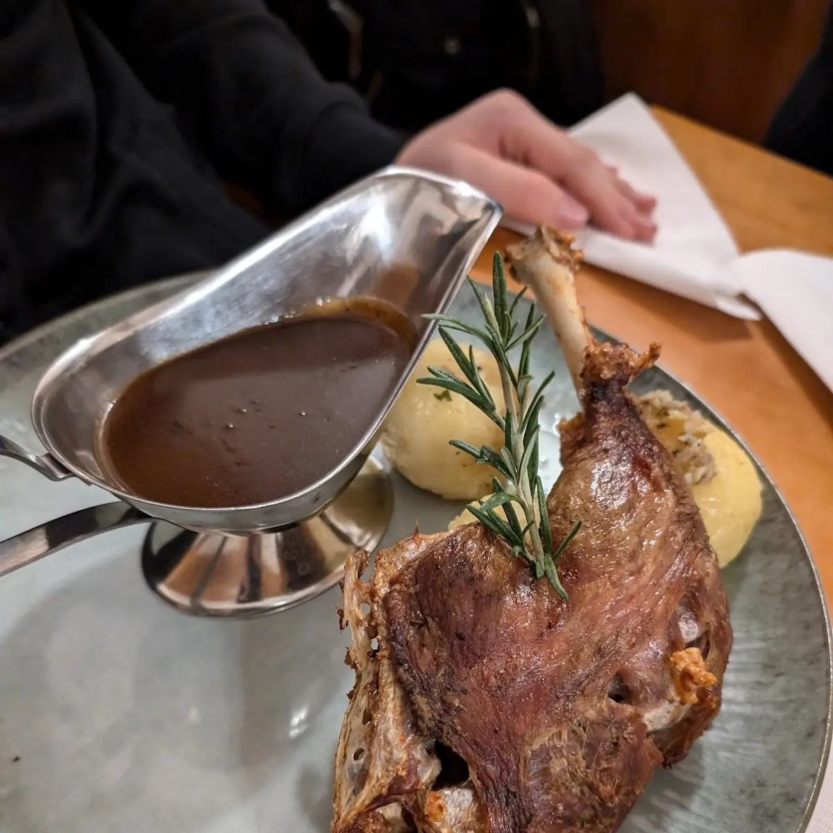 Gansl Mit Rotkraut Und Knedl