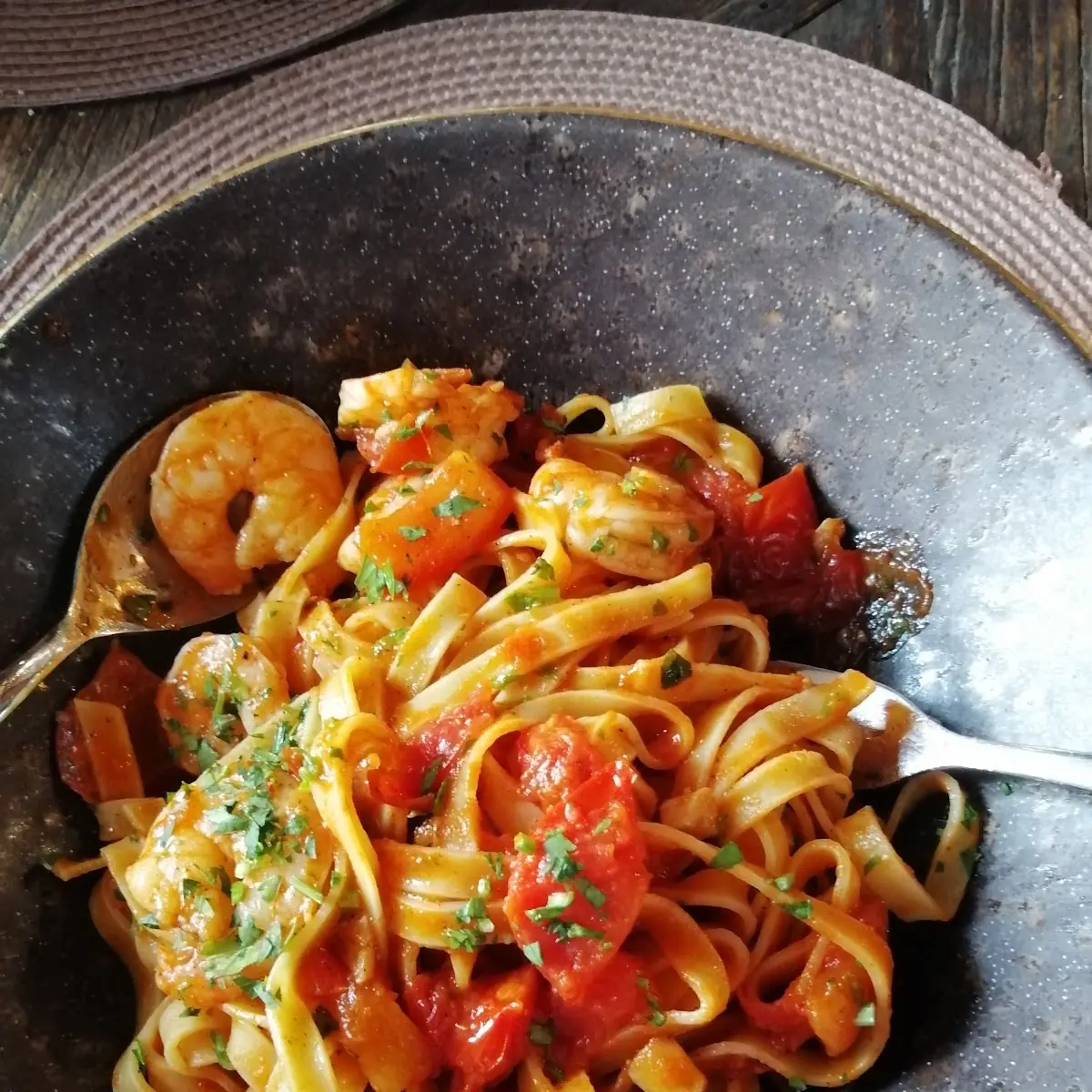 Bandnudeln Mit Garnelen Und Kirschtomaten
